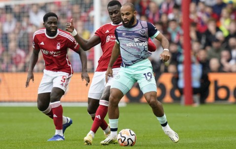 曼联在转会市场上的逆袭：低谷中的巨人依旧闪耀