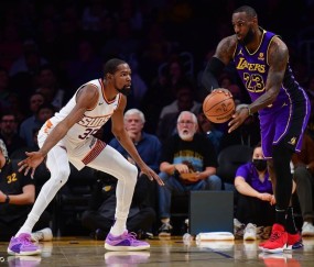 小里弗斯：詹姆斯进攻武器库还不到杜兰特一半